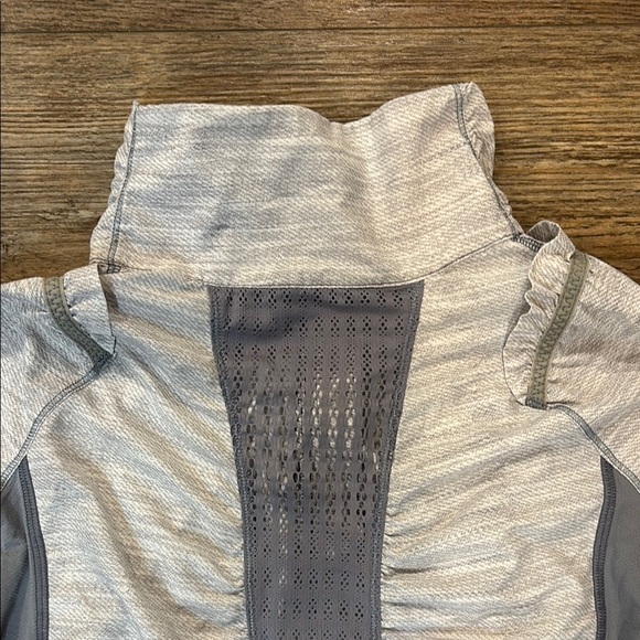 Lululemon Run White Fossil Nada Jacket Lightweight Running Women's Size 8 EUC - Picture 15 of 15
